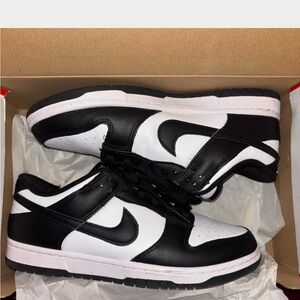 Nike Men's Black and White Low-Top Sneakers